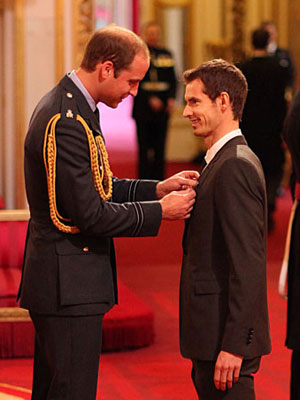 Príncipe William participa de honraria real