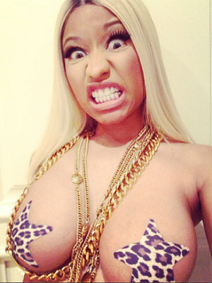 Nicki Minaj aparece com adesivo nos seios em rede social