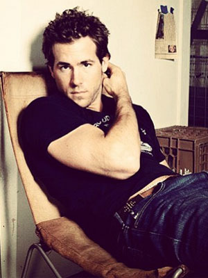 Ryan Reynolds tira a camisa dentro do avião, entenda!