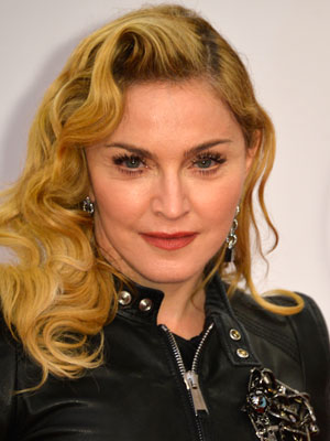 Madonna aparece com o rosto inchado em inauguração
