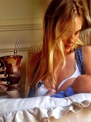 Carol Trentini publica foto amamentando o filho e tomando chimarrão ao mesmo tempo