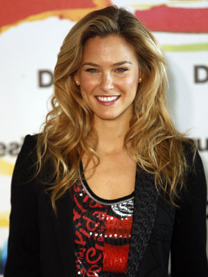 Bar Refaeli confessa que chorou ao ver Leonardo DiCaprio com Blake Lively