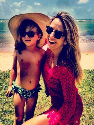 Ticiane Pinheiro vai à praia com Rafaella
