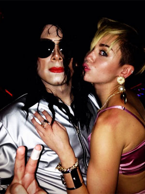 Miley Cyrus posa ao lado de sósia de Michael Jackson
