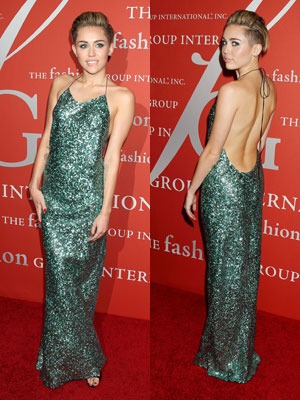 Miley Cyrus usa vestido com decote profundo nas costas em evento em Nova York
