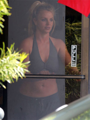 Britney Spears é clicada com a barriga de fora, veja!