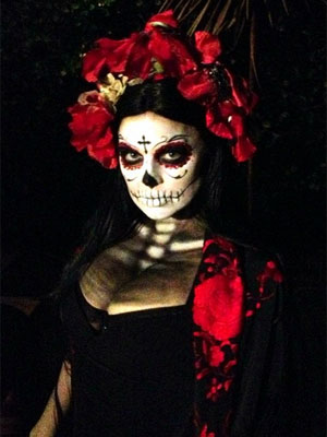 Fergie aparece irreconhecível com fantasia de <i>Halloween</i>, veja!