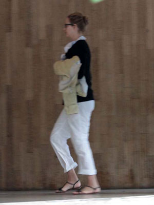 Uma Thurman é clicada entrando em hotel em São Paulo, veja aqui!