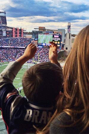 Gisele Bündchen leva filho para ver jogo do pai