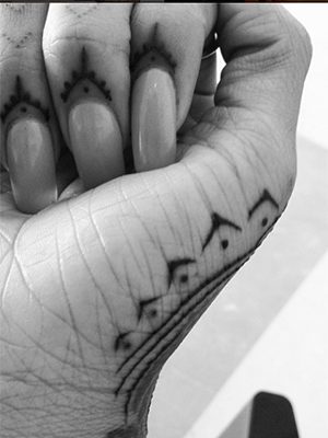 Rihanna faz tatuagens na mão e divulga foto, veja aqui!
