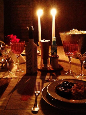 Angélica e Luciano Huck jantam a luz de velas no aniversário de casamento