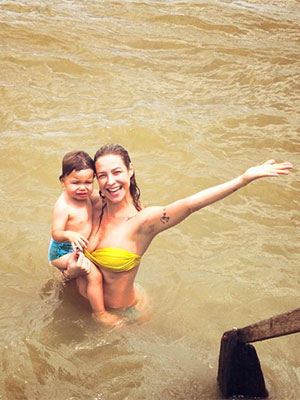 Luana Piovani toma banho de rio com seu filho