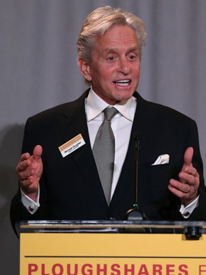Michael Douglas aparece usando aliança em programa de TV