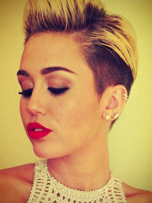 <i>- Prefiro ficar nua do que chorar</i>, diz Miley Cyrus