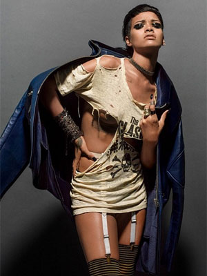 Rihanna posa com camiseta rasgada e quase mostra demais