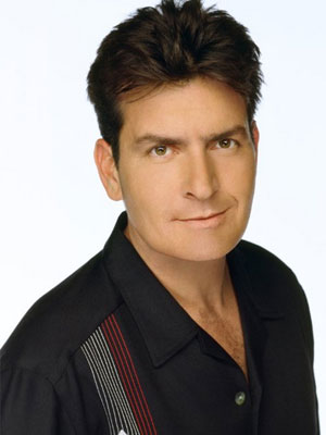 Charlie Sheen liga para site e afirma que ex-esposa é <i>péssima mãe</i>