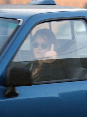 Kristen Stewart faz gesto obsceno aos fotógrafos ao deixar casa de Robert Pattinson