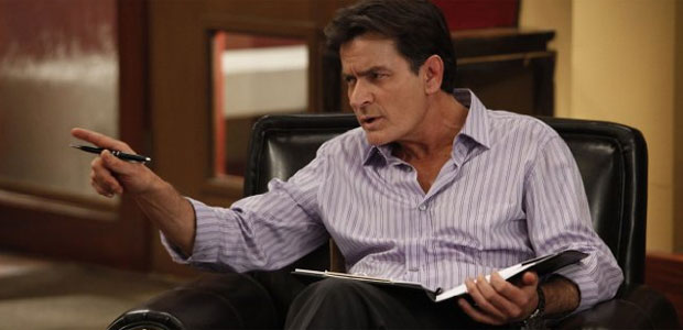 Charlie Sheen volta a atacar a ex-mulher em entrevista e quer a guarda dos filhos