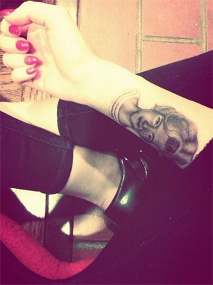Miley Cyrus faz a 21ª tatuagem e homenageia a avó, veja aqui!