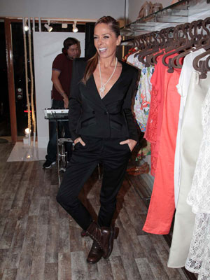 Com decote avantajado, Adriane Galisteu comparece a evento de moda, veja aqui!
