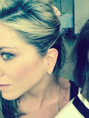 Jennifer Aniston colocou um <i>piercing</i>, veja aqui!