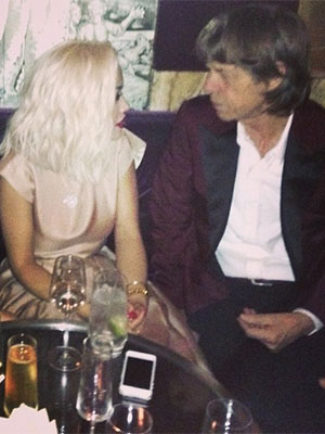 Rita Ora e Mick Jagger se encontram em bar, veja!