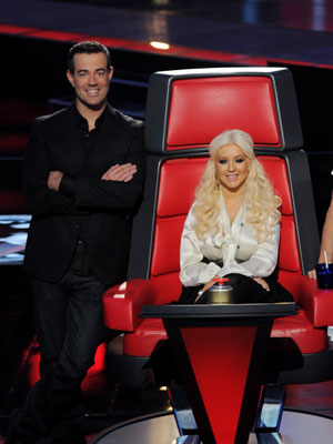 Apresentador de <I>The Voice</i> elogia curvas de Christina Aguilera