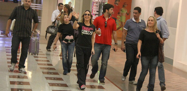 Claudia Leitte malha e depois passeia com toda a família