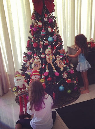 Filhas de Rodrigo Faro montam árvore de natal - Estrelando