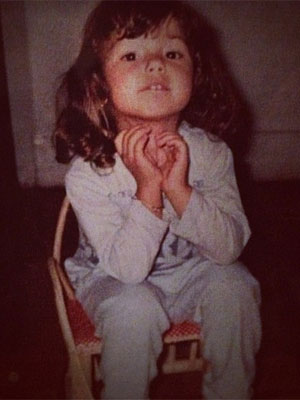 Isis Valverde posta foto de quando era criança no <i>Instagram</i>