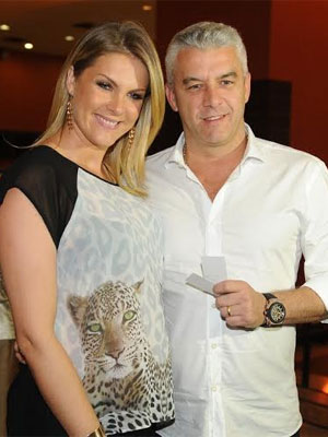 Acompanhada pelo marido, Ana Hickmann confere pré-estreia de filme