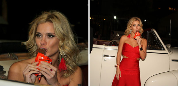 Carolina Dieckmann chega em evento chupando sorvete, entenda