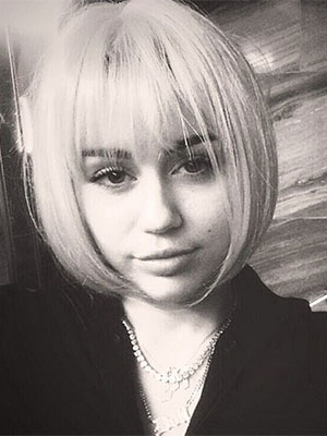Miley Cyrus posta foto com cabelo chanel