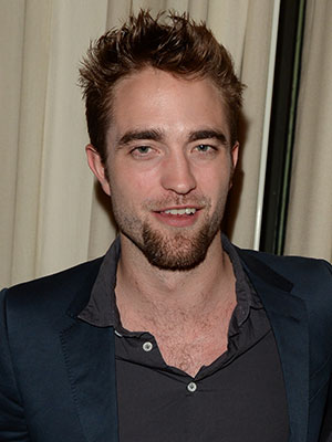 Robert Pattinson aparece de cavanhaque em evento beneficente