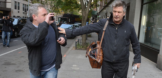 Alec Baldwin fica nervoso com fotógrafo e tem programa suspenso