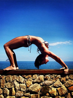 Thaila Ayala mostra flexibilidade em foto, veja!