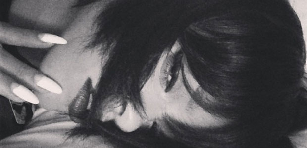 Rihanna posa sensual com unhas compridas e divulga em rede social