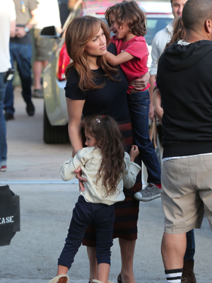 Jennifer Lopez recebe os filhos em <i>set</i> de filmagens