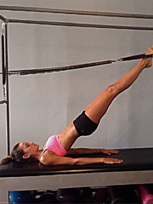 De <i>shortinho</i> e <i>top</i>, Izabel Goulart mostra exercício para emagrecer