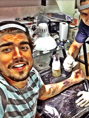 Caio Castro faz nova tatuagem, veja aqui a foto!