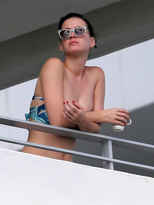 Katy Perry é clicada de biquíni <i>tomara que caia</i> e sem <i>make-up</i>