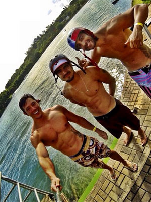 Caio Castro mostra o corpo malhado ao lado dos amigos