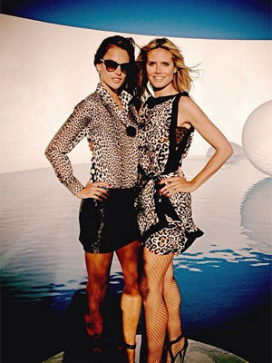 Alessandra Ambrósio e Heidi Klum posam juntas em novo trabalho