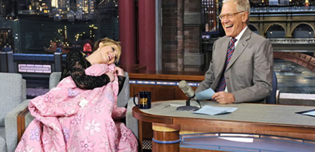 Jennifer Lawrence fica embaixo de edredom com apresentador de TV