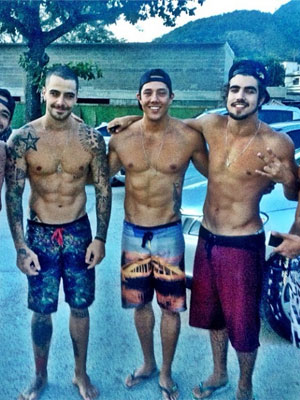 Caio Castro posa sem camisa ao lado de amigos musculosos, veja aqui!