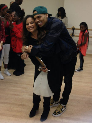 Mãe de Chris Brown culpa amigos do filho por sua conduta