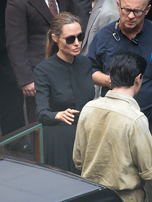 Com <i>look</i> totalmente preto, Angelina Jolie dirige filme na Austrália