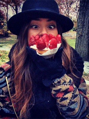 Em Nova York, Thaila Ayala faz graça com tortinha de morango