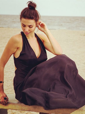 Mel Fronckowiak, namorada de Rodrigo Santoro, posa com decote avantajado