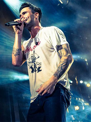 Adam Levine confessa que não tinha jeito com as mulheres